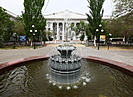 В центре Волгограда после реконструкции открыли фонтан между двумя вузами